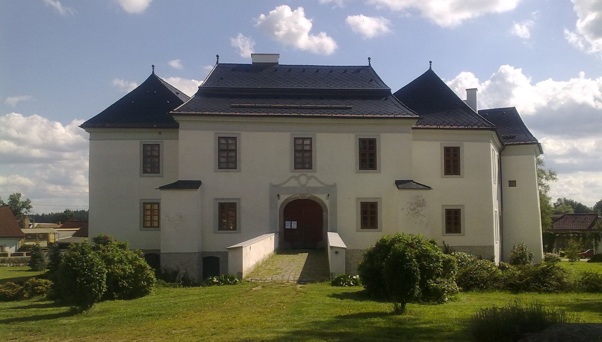 čelní pohled na zámek Pluhův Žďár